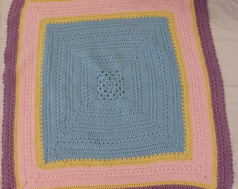 Manta de bebé tejida a mano en azul, rosa y morado.  Mis mantas para bebés son para bebés y niños pequeños.