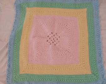 Manta de bebé tejida a mano en color rosa, amarillo, verde, azul. Mis mantas para bebés son para bebés y niños pequeños.