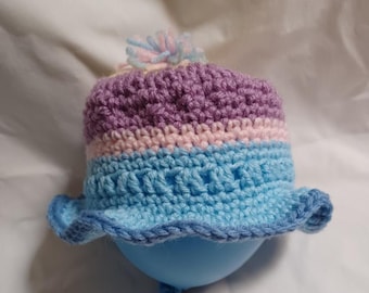 Gorro de pescador de ganchillo azul, rosa y morado con pelusa en la parte superior para una cabeza de 17 pulgadas alrededor de la frente para niño