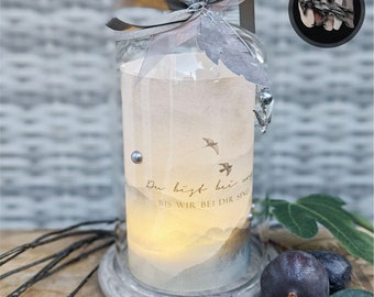 Trauerlicht / Lichtglas >> DU bist bei UNS ... << Glasglocke mit Holzsockel, Lichthülle - Personalisierung möglich