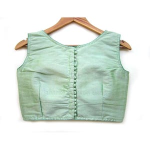 Designer Braut Sari Bluse | Crop Top mit U-Boot-Ausschnitt und Dupionseide | Ready-to-Wear Princess Cut Bluse mit Potli Buttons | Partykleidung Ethnic