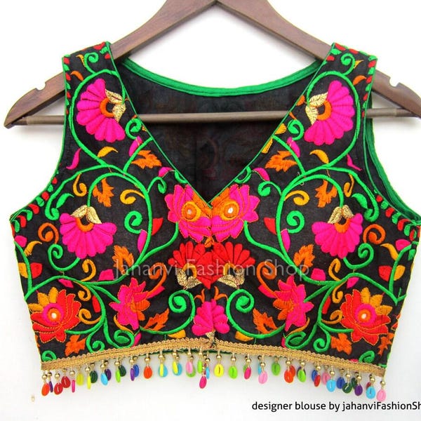 Chemisier de sari brodé à col en V, haut court Garba avec travail Kutch pour femme, chemisier rembourré de créateur à fermeture à crochet sur le devant, idéal pour les spectacles de danse de groupe et les soirées.