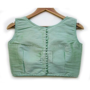 Blusa sari con botones Potli: Top corto étnico confeccionado con cuello barco para fiesta