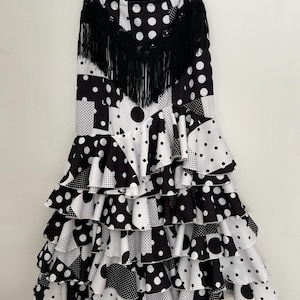 Falda de flamenca estampada coordinando lunares en color blanco y negro