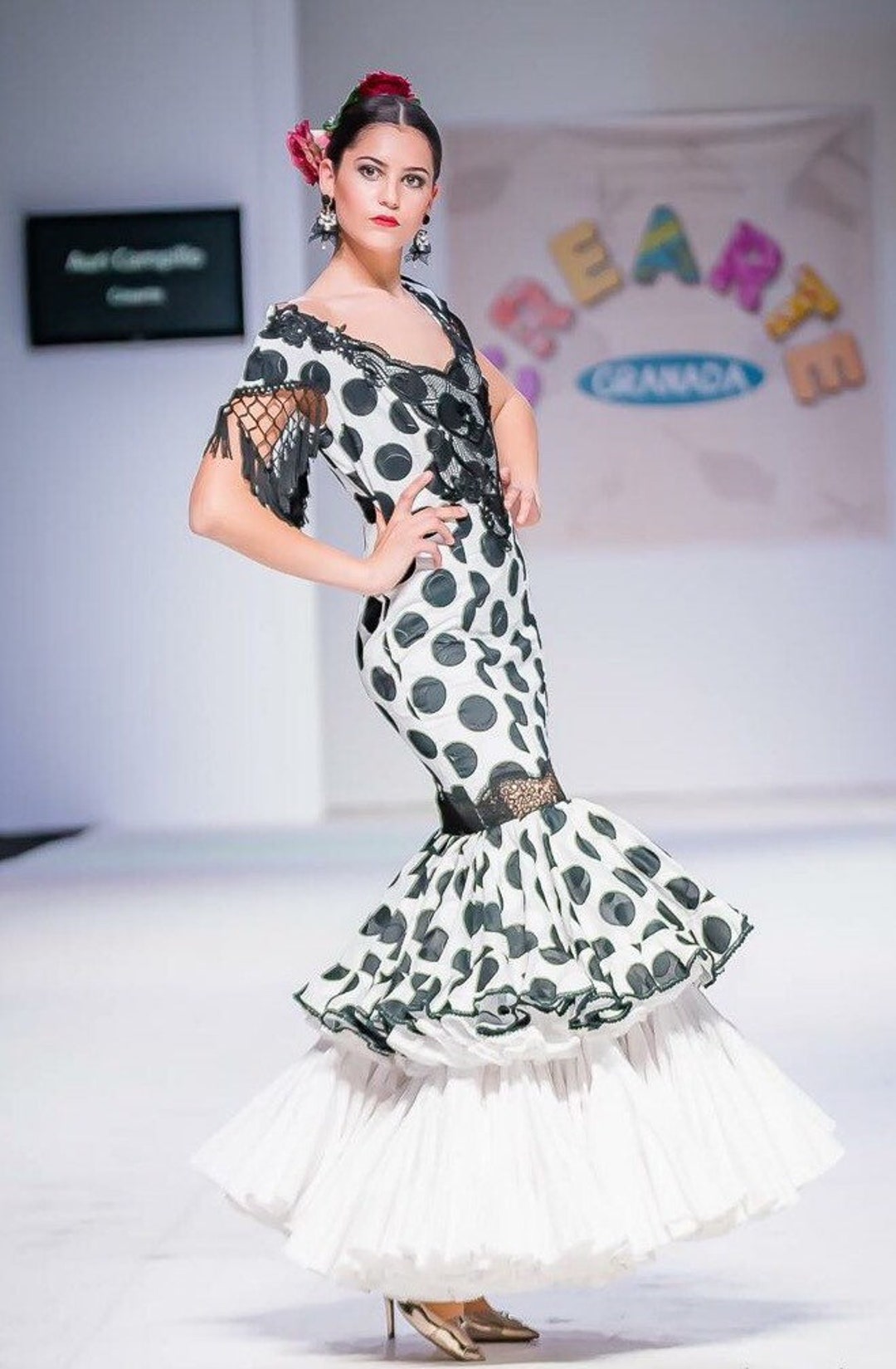 黒い水玉模様の白いドレス（Crearteコレクション）。 - Etsy 日本