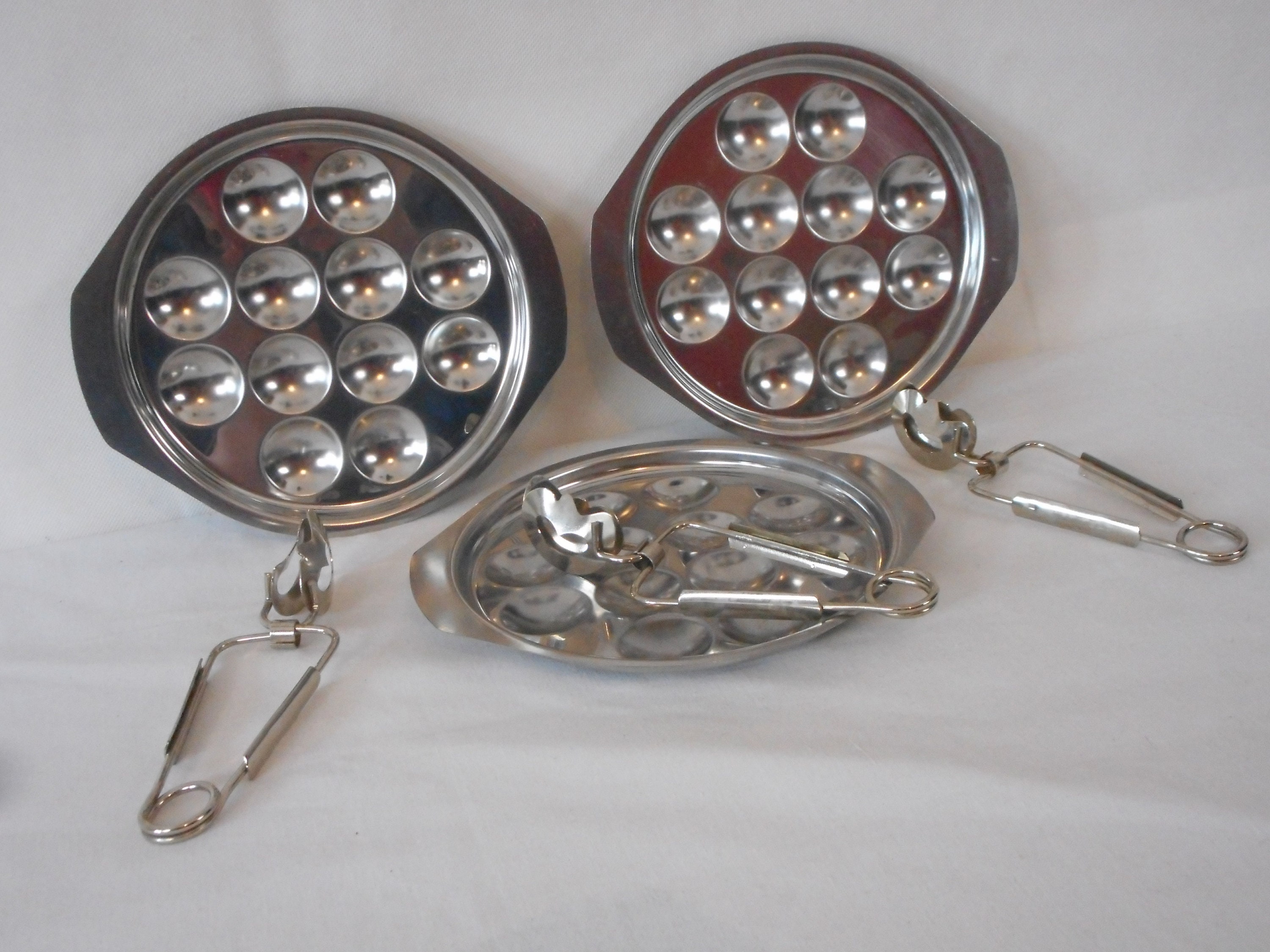Ensemble de 3 Plats Service Escargot/En Acier Inoxydable Vintage Français et Pinces