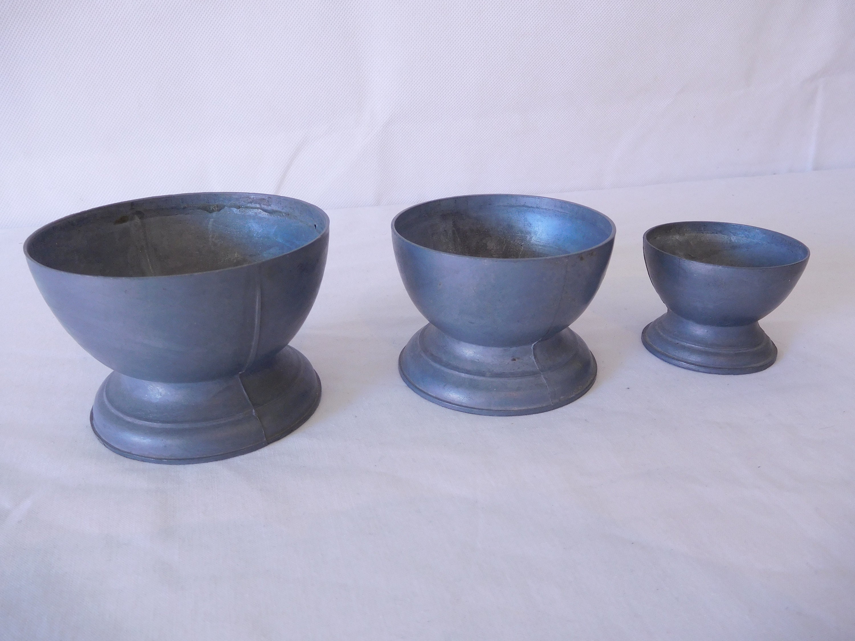 Ensemble de 3 Français Vintage Petits Décoratifs en Forme d'étain Rond/Étain Métal Bols Ornements