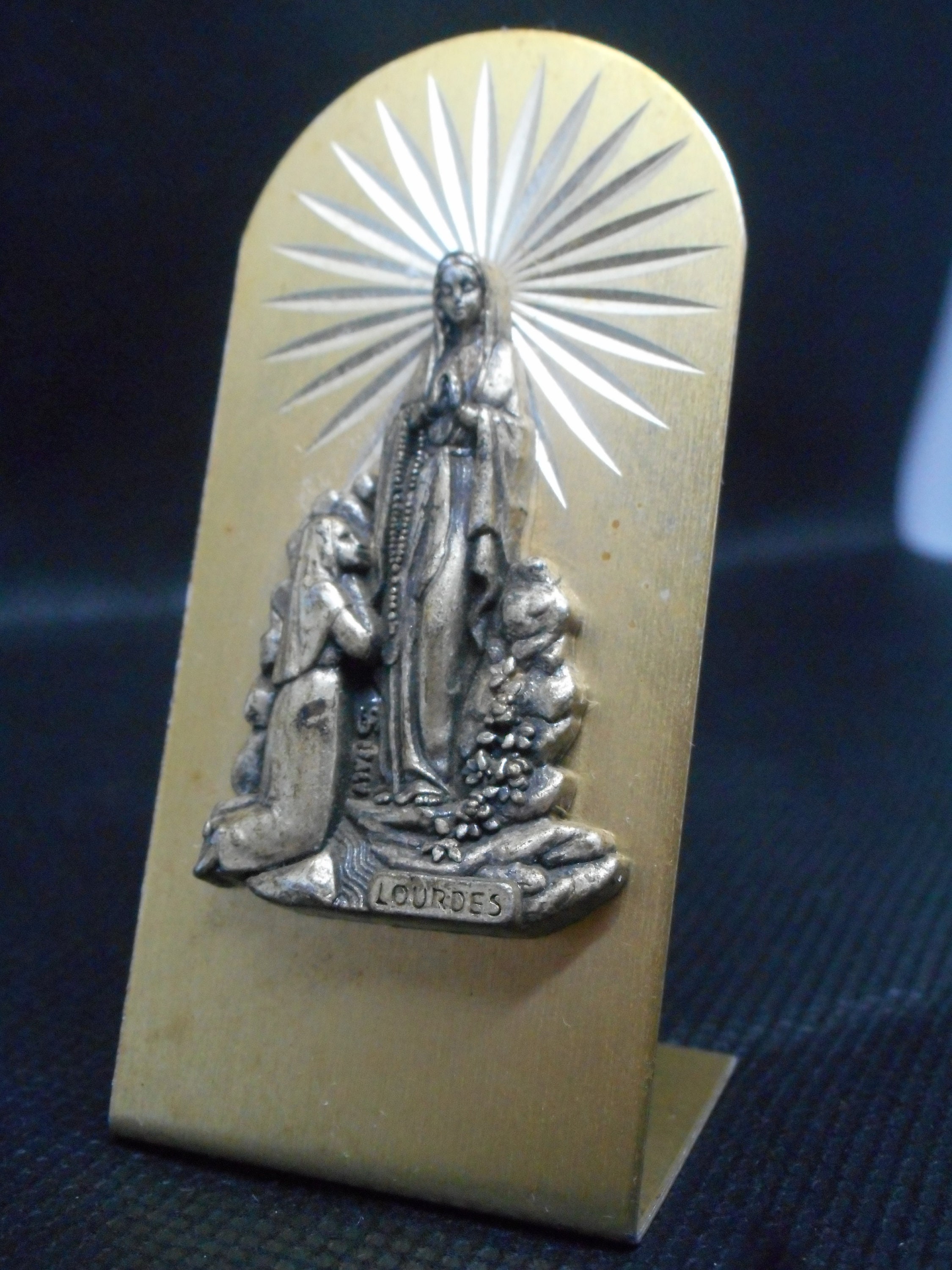 Vintage Français Petite Plaque Religieuse de Lourdes Autoportante en Métal