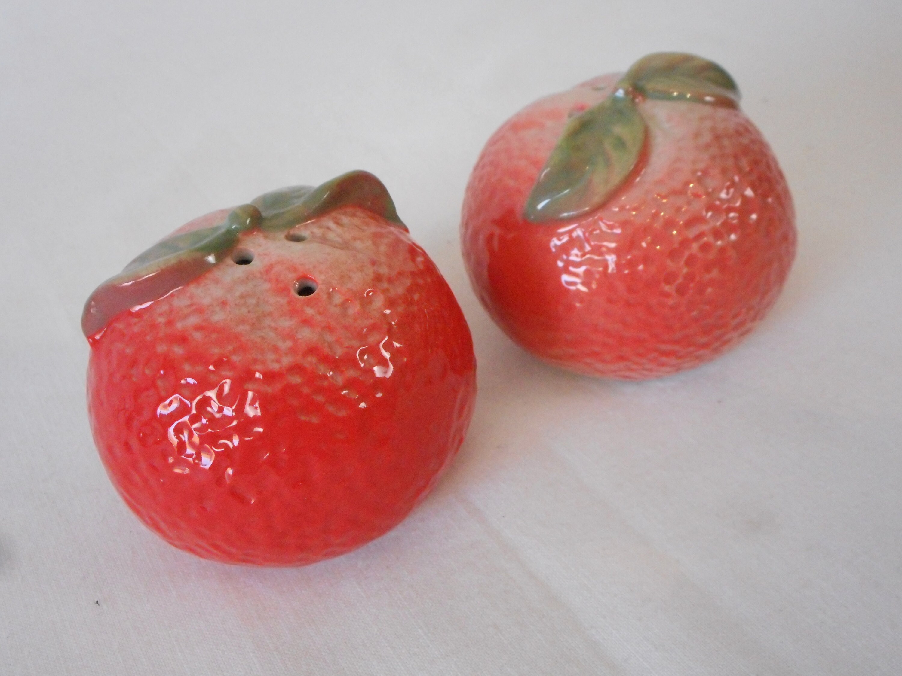 Superbes Pots Décoratifs de Sel et Poivre en Porcelaine Vintage Français