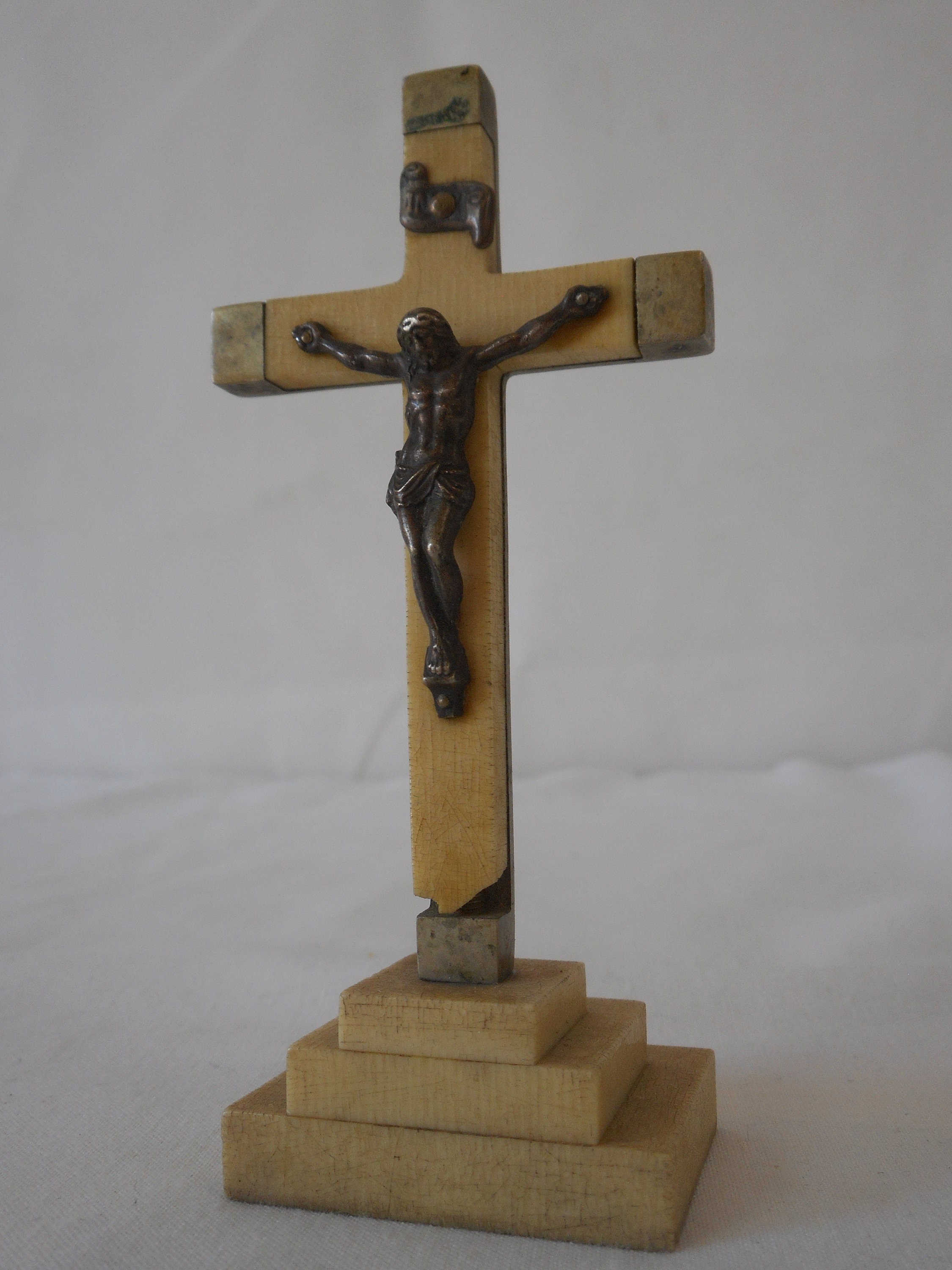 Vintage Français Petit Laiton et Résine Crucifix/Ornement Religieux Autoportant