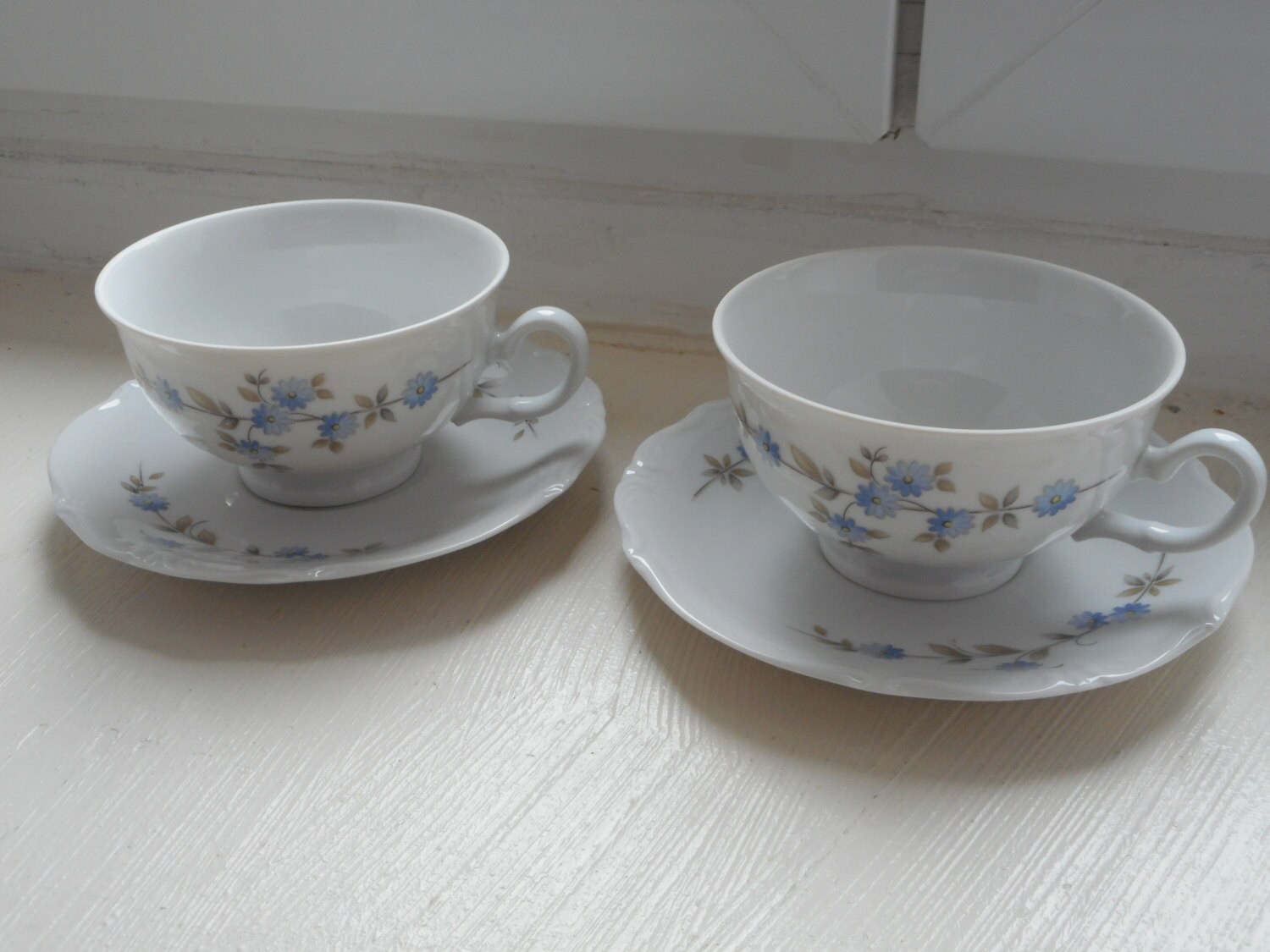 Tasses en Porcelaine Vintage Bavaria &soucoupes avec Un Ensemble de Deux Fleurs