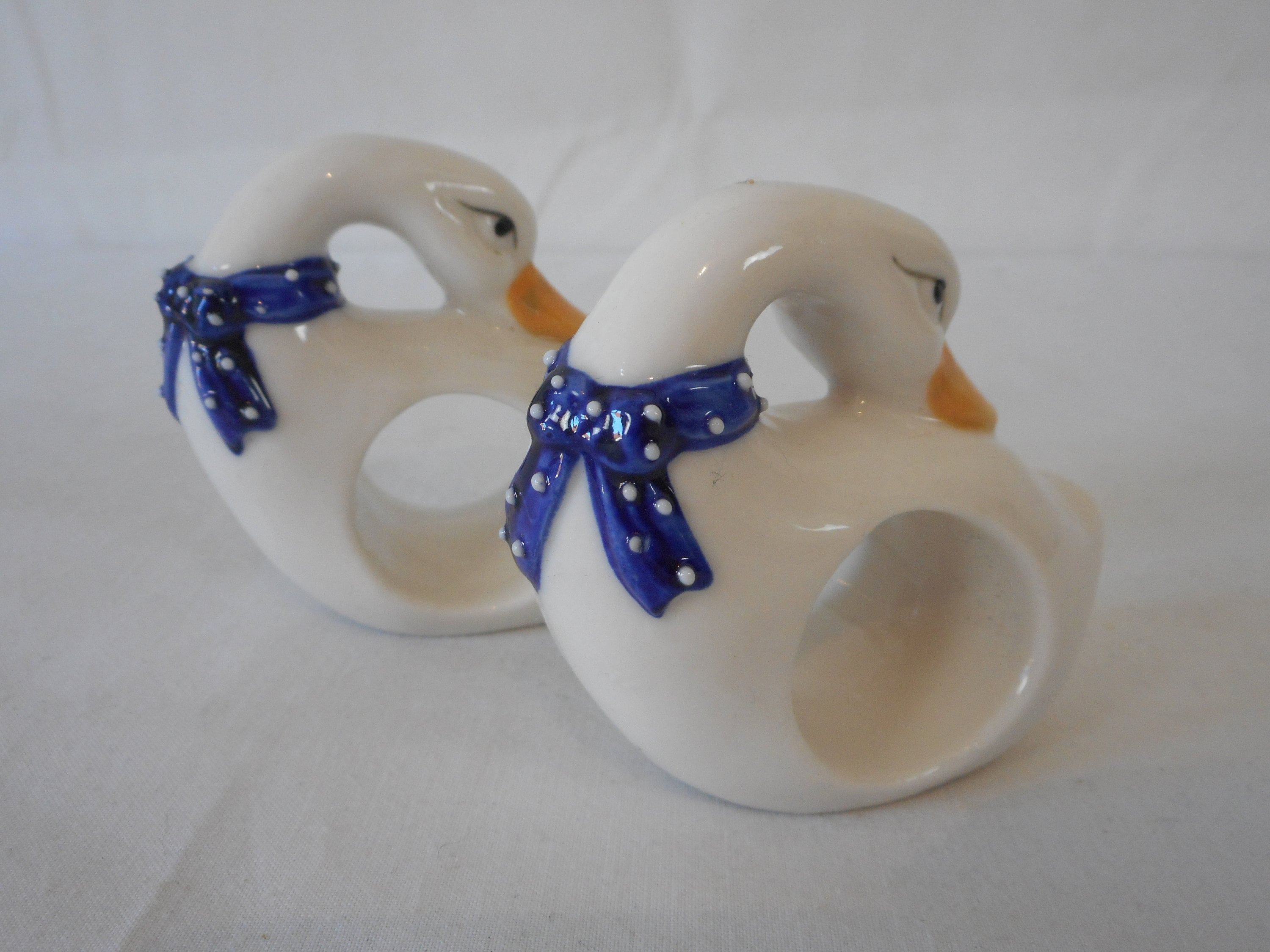 Paire de Français Bagues Décoratives en Porcelaine Conçues Comme Des Cygnes