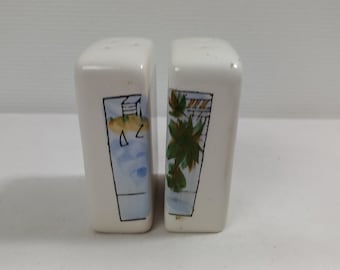 Paire de pots de sel et de poivre décoratifs vintage en porcelaine française