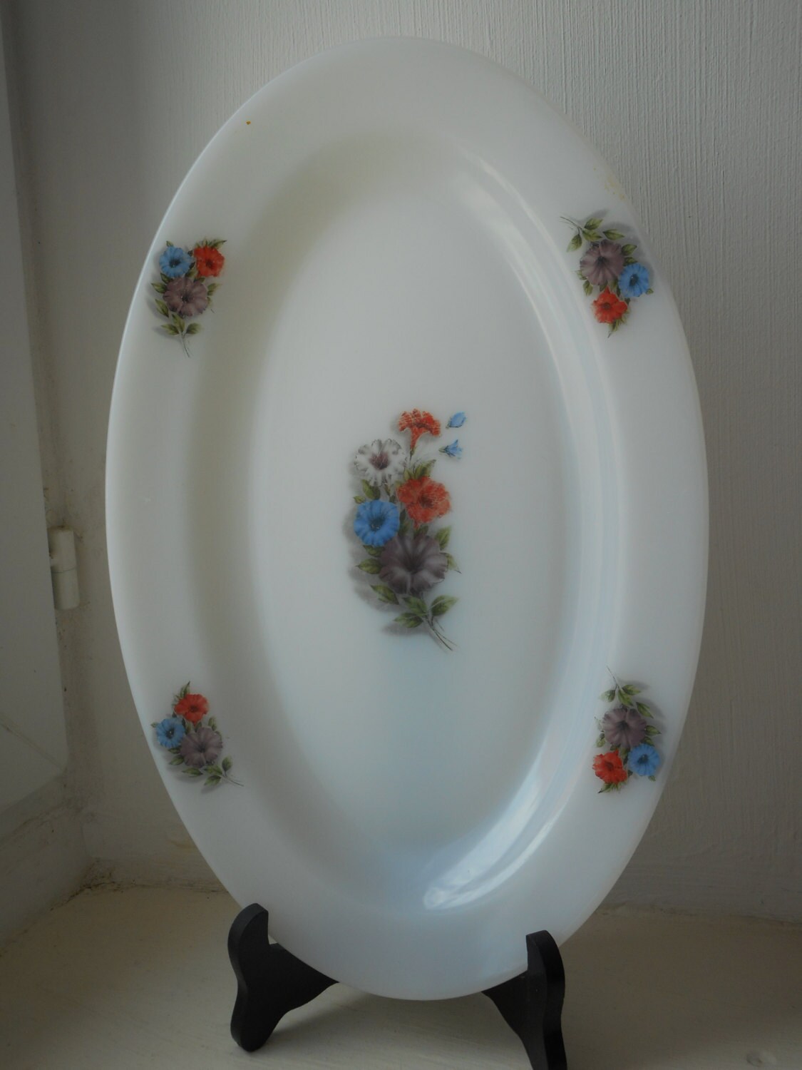 Plat de Service Ovale en Verre Lait Vintage Français Arcopal avec Design Floral