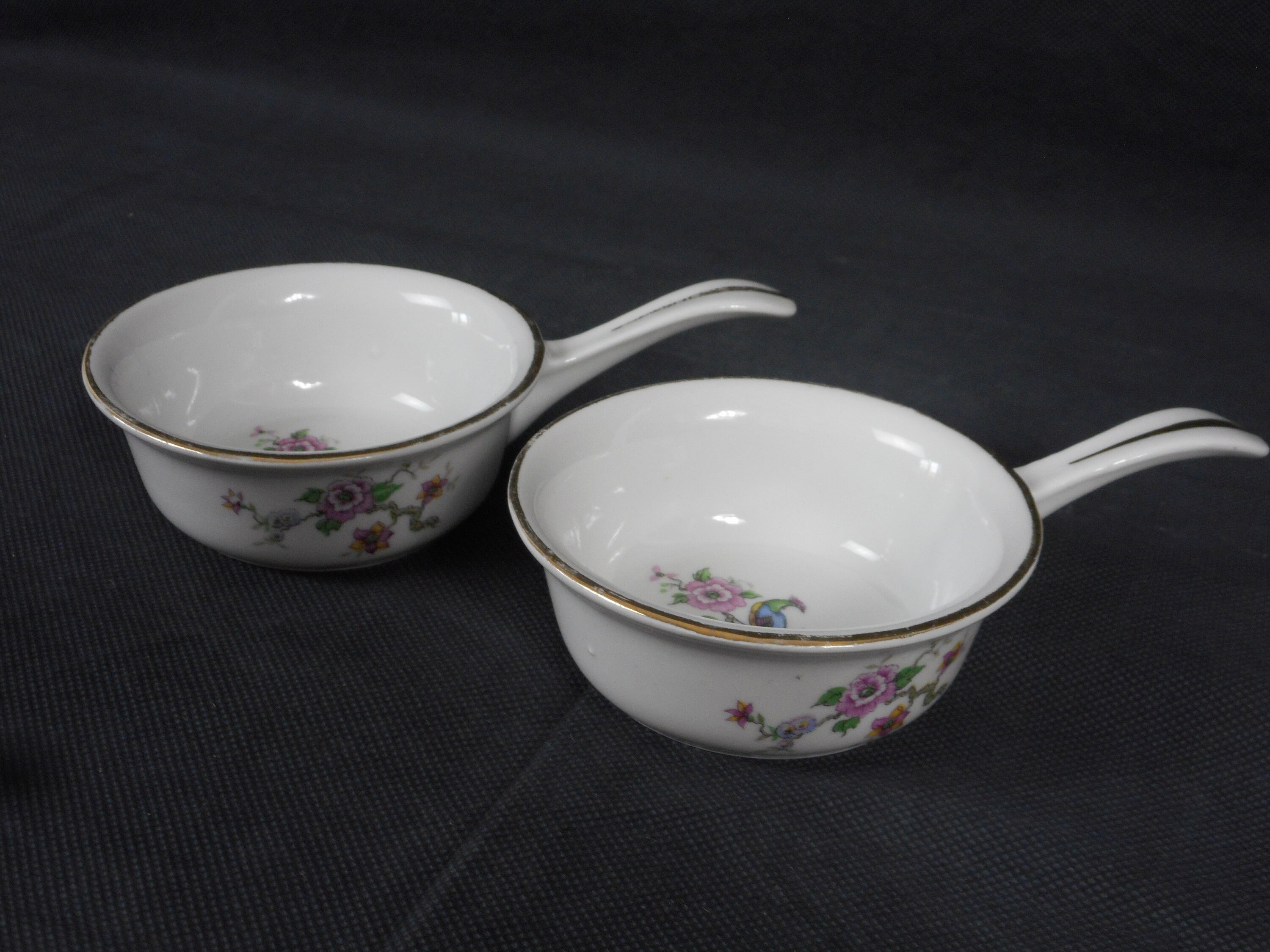 Paire Vintage Français Petites/Miniatures Poêles Décoratives Ornements en Porcelaine