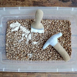 Prähistorische Dinosaurier Fossil Dig Aktivität Set In den Reifen Maschine Stickerei-Entwurf