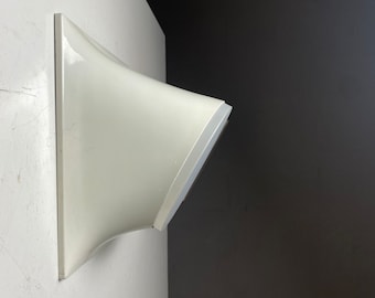 Vintage space age design white wall light Abracta by Giotto Stoppino for RAAK, Holland 1960s.