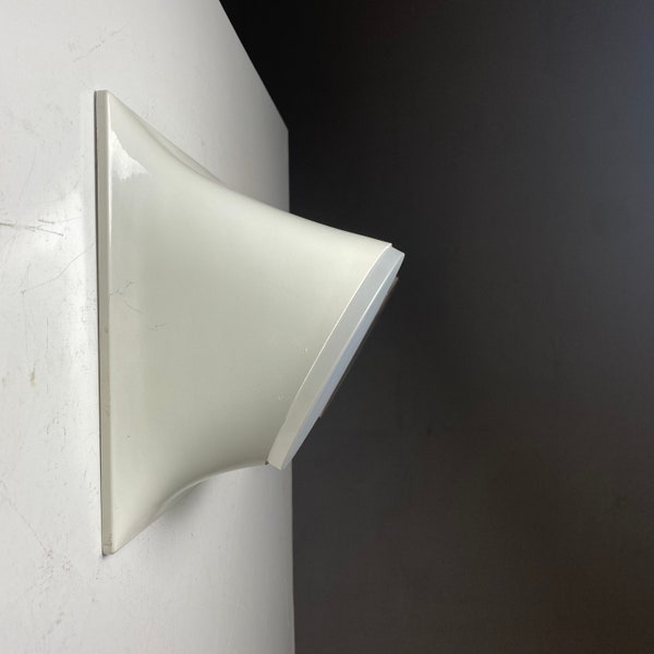 Vintage space age design white wall light Abracta by Giotto Stoppino for RAAK, Holland 1960s.