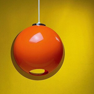 Space Age Orange Sphere Deckenlampe - Midcentury Modern von Meblo für Guzzini - Italienisches Retro Design