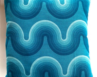 Verner Panton-kussen in blauwgroen golfpatroon van Mira X – Vintage Mid Century Modern MCM Space Age-kussen
