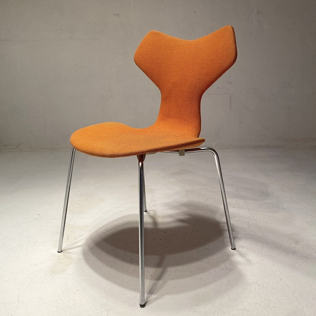 Silla Grand Prix 4130 naranja totalmente original de Arne Jacobsen para Fritz Hansen, Dinamarca, 1969: icono vintage del estilo moderno de mediados de siglo