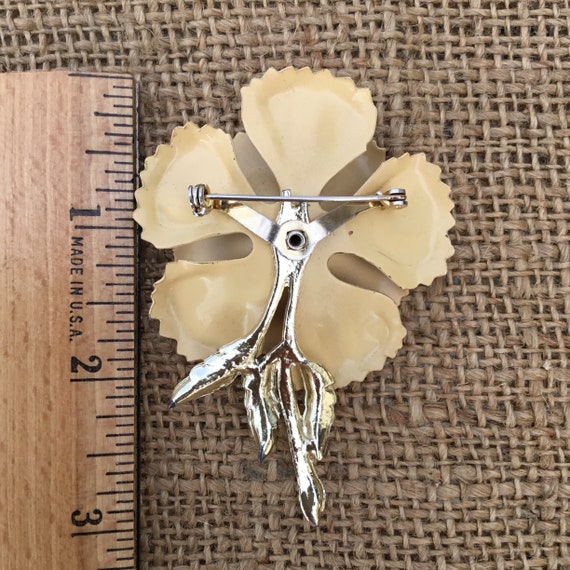 Vintage 1960’s beige  enamel flower brooch | Cost… - image 4