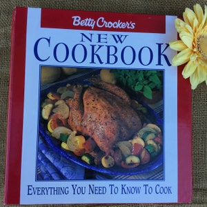 Vintage Betty Crocker’s New Cookbook | 1996 | Lemon-basil  chicken & veggie cover | 5 ring binder hardback   | 445 pages | nice condition