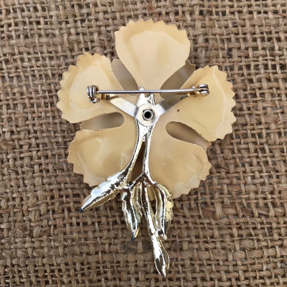 Vintage 1960’s beige  enamel flower brooch | Cost… - image 3