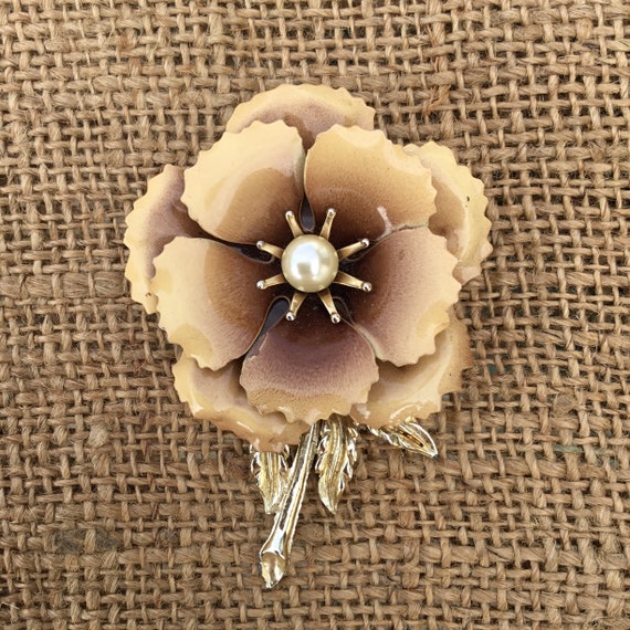 Vintage 1960’s beige  enamel flower brooch | Cost… - image 1