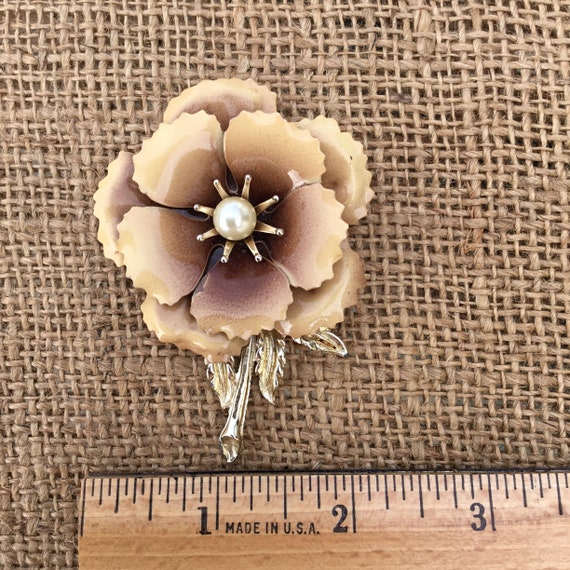 Vintage 1960’s beige  enamel flower brooch | Cost… - image 5