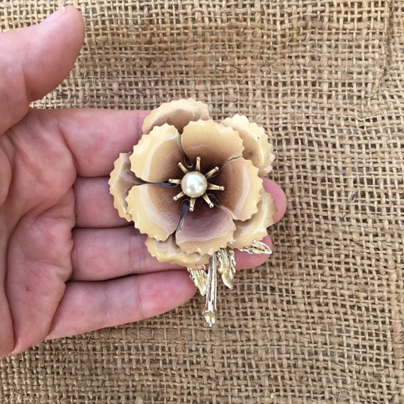 Vintage 1960’s beige  enamel flower brooch | Cost… - image 7