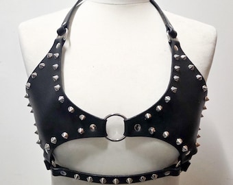 Sujetador tipo jaula con aros y tachuelas de cuero recortadas