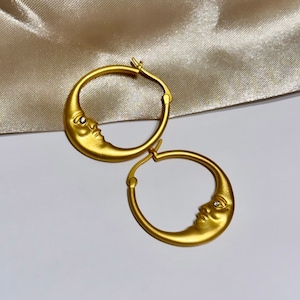 Maan gezicht oorbellen, maan halve maan hoepel oorbellen, gouden maan hoepels, maan halve maan oorbellen, gouden maan hoepel oorbellen, hemelse hoepel oorbellen