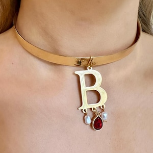 Gargantilla de Ana Bolena, collar B dorado, collar de Ana Bolena, gargantilla de metal dorado, collar renacentista dorado, colgante de Ana Bolena, colgante B