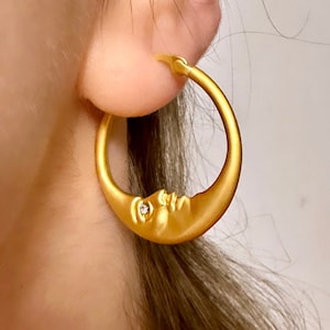 Maan halve maan hoepel oorbellen, gouden maan hoepels, maan gezicht oorbellen, maan halve maan oorbellen, gouden maan hoepel oorbellen, hemelse hoepel oorbellen