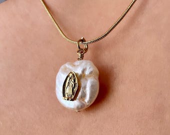 Ciondolo Vergine Maria, Collana religiosa di perle, Collana di perle per la festa della mamma, Collana con ciondolo Nostra Signora di Guadalupe, Vergine di perle di Guadalupe