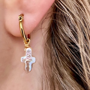 Boucles d&#39;oreilles croix perle d&#39;eau douce, créoles croix, créoles perle croix, boucles d&#39;oreilles Huggie perle croix, créoles de Pâques Boucles d&#39;oreilles religieuses