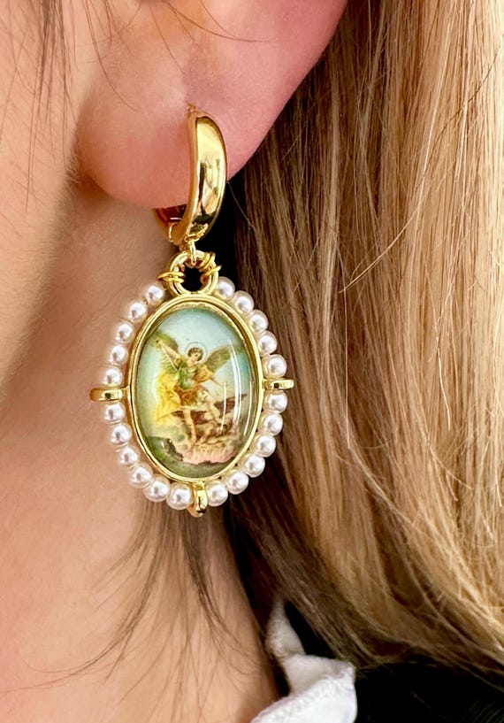 Boucles D'oreilles Créoles à Breloque Ange Gardien | Argent Sterling 925 Plaqué Or 24 Carats | Boucles D'oreilles En Forme De Chevalière Grecque | Boucles D'oreilles Ange Romain Par Pellada - France