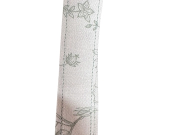 Llavero de pulsera con flores verdes