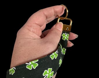 Llavero de pulsera con trébol de cuatro hojas para el Día de San Patricio