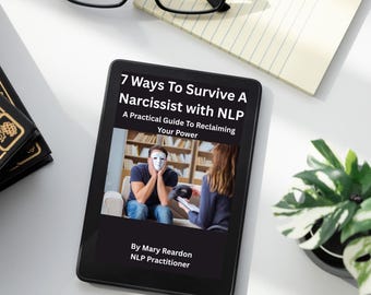 Puede incluir: Un lector electrónico muestra la portada de un libro de autoayuda titulado "7 Ways To Survive A Narcissist with NLP". La imagen de la portada muestra una sesión de terapia. También hay gafas, un bloc de notas y una pequeña planta.