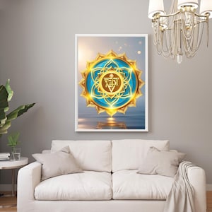 Könnte beinhalten: Ein gerahmter Wandkunstdruck mit einem detaillierten, goldgelben und türkisfarbenen Chakra-Symbol. Das Kunstwerk hat ein kreisförmiges Design mit komplizierten Mustern und einem zentralen Emblem. Der Druck wird in einem weißen Rahmen präsentiert.
