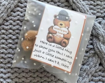 Envía un abrazo. Pequeño oso de bolsillo con un gran corazón. Para amor, consuelo, apoyo. Regalo personalizable.