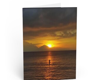 Tarjeta de felicitación con silueta de puesta de sol, personalizable con foto del océano.