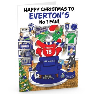 Könnte beinhalten: Eine Weihnachtskarte mit dem Text "HAPPY CHRISTMAS TO EVERTON'S No 1 FAN!". Die Karte zeigt eine Cartoon-Figur in einem Weihnachtsmann-Kostüm, die ein Fußballspiel ansieht. Die Person sitzt in einem blauen Sessel.