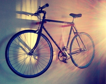 Fiets ophang systeem. Voor montage aan de muur. Fietsrek. Hout fixie display. In 5 Kleuren.