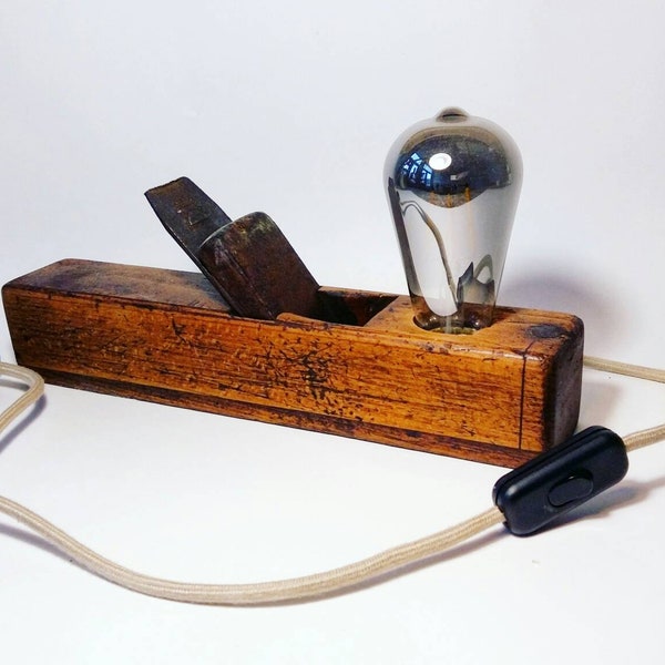 Lampe shaaf vintage upcycled. Lampe de style Edison, cordon textile. Vieille racmise en bois de main. Regard antique avec la lumière atmosphérique