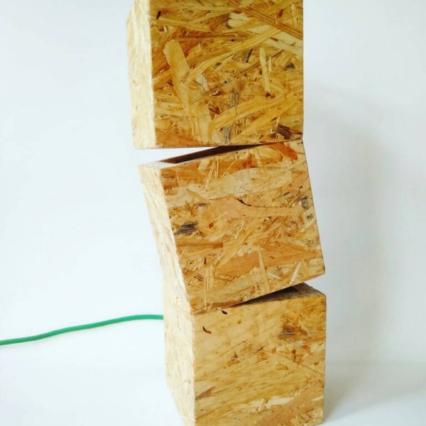 Modernes Design Holz Tischlampe. 3 gestapelte Osb-Würfel. Stoffdraht. E14-Buchse. Öl-Finish. Euro-Stecker. 12x12x36cm