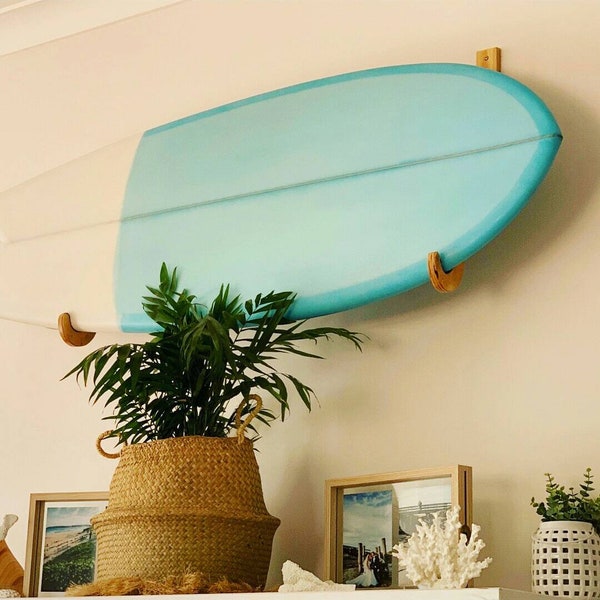 Surfboard Rack. Single board wall display. handgemaakt houten surfplank rek uit hout.