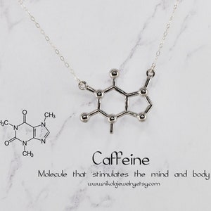 Puede incluir: Un collar plateado con un colgante con forma de molécula de cafeína. El collar se muestra sobre un fondo blanco con la palabra "Caffeine" y la estructura química de la molécula. El texto dice "Molécula que estimula la mente y el cuerpo."